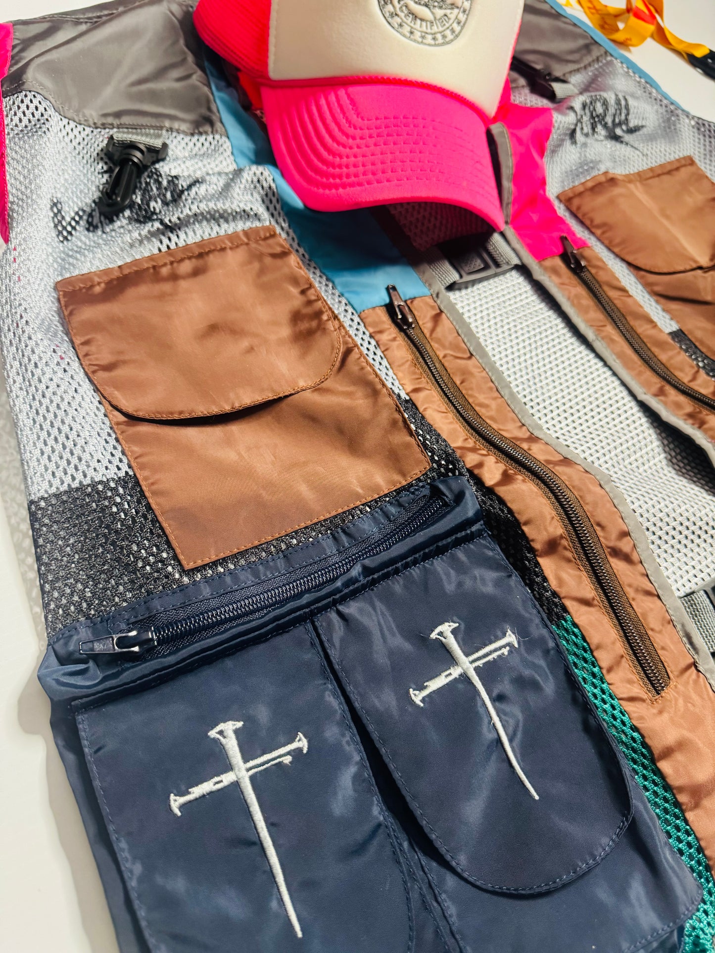 SALVATION VEST DE +Viral
