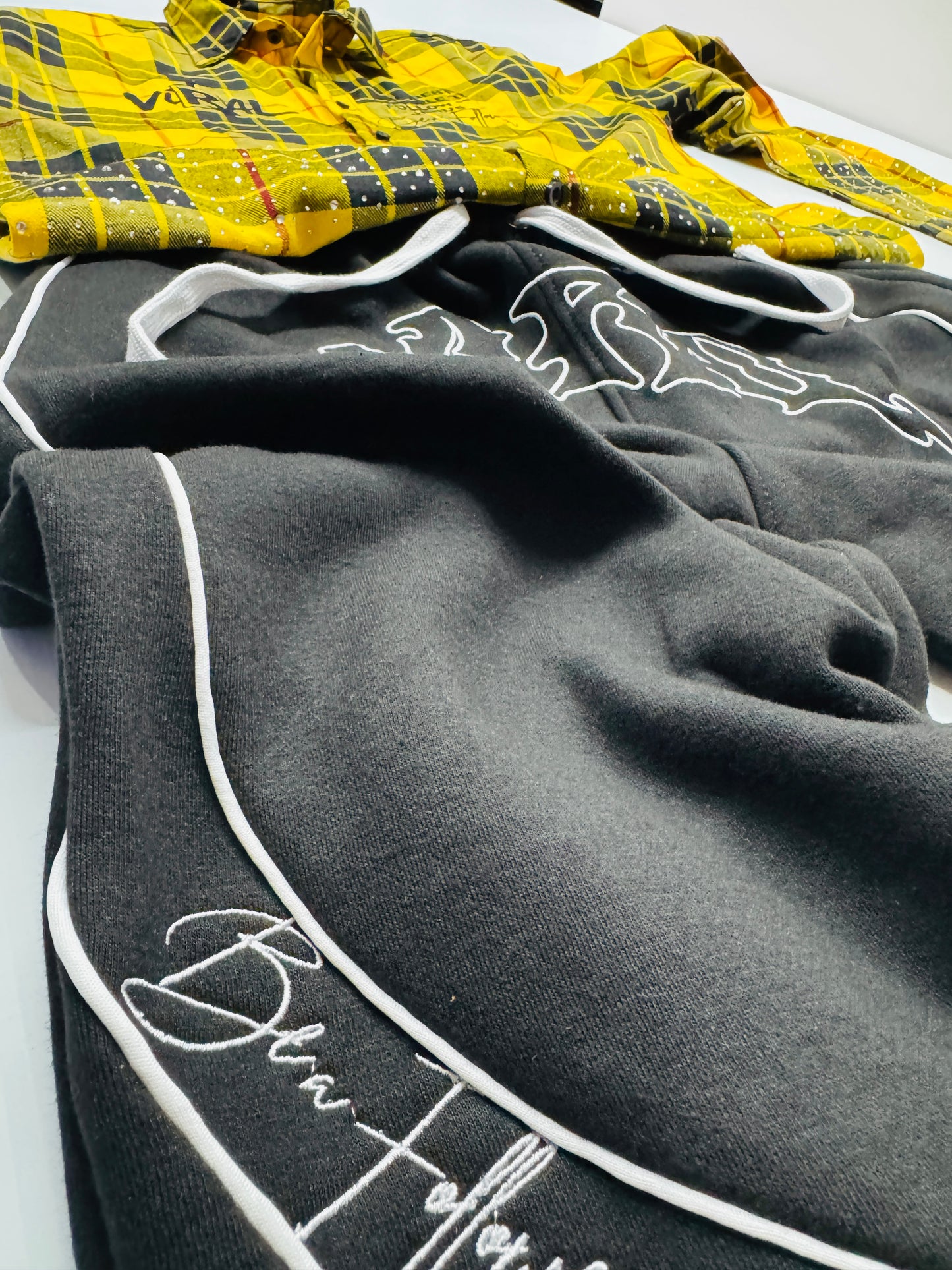 Camisa de Botones Version "Be a Follower" Amarilla y Negra